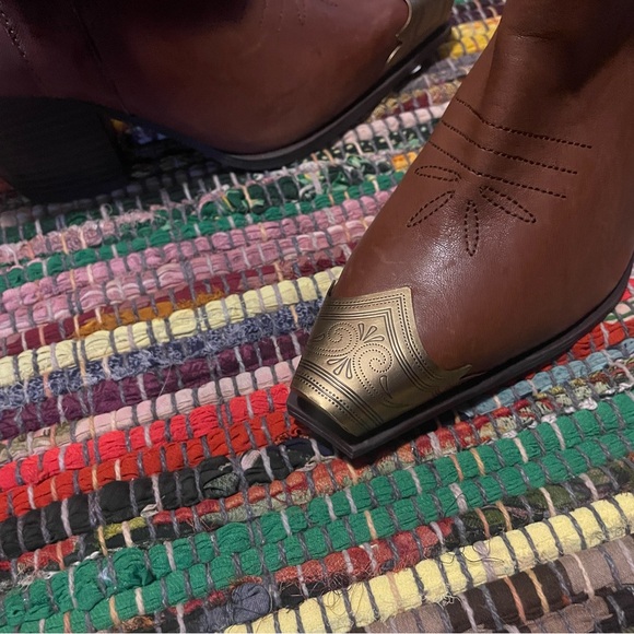 Gianni Bini On Tour western cowboy brown leather boot with gold plated toe. New - Picture 12 of 13